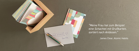 Holzkiste gefüllt mit Grußkarten und grauem Umschlag – umweltfreundliches Briefpapier für jeden Anlass, gedruckt in Berlin.