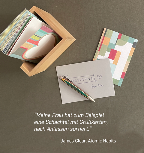 Holzkiste gefüllt mit Grußkarten und grauem Umschlag – umweltfreundliches Briefpapier für jeden Anlass, gedruckt in Berlin.