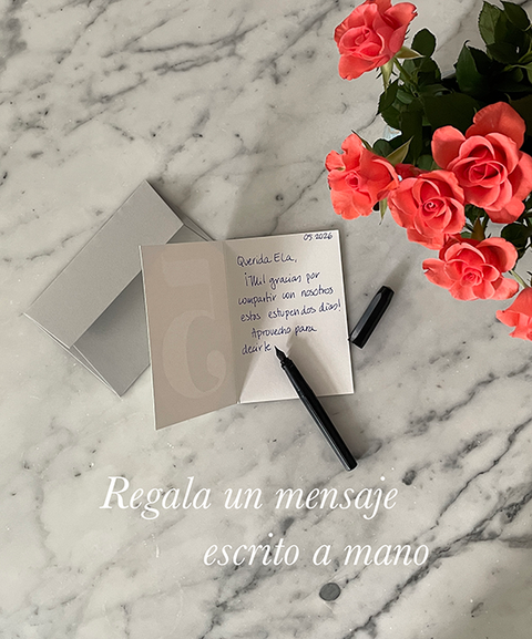 Tarjeta de felicitación abierta con mensaje escrito a mano en sobre gris, decorada con flores: papelería ecológica hecha a mano en Berlín.