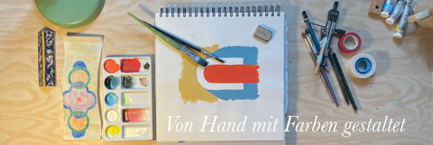 Künstler-Skizzenbuch mit farbenfrohem Design, Pinseln und Werkzeugen – handgefertigte Öko-Papierwaren aus Berlin.