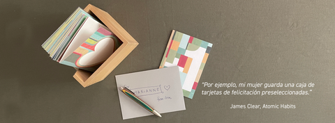 Caja de madera llena de tarjetas de felicitación y sobres grises: papelería ecológica para cualquier ocasión, impresa en Berlín.