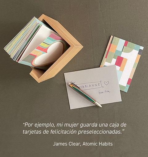 Caja de madera llena de tarjetas de felicitación y sobres grises: papelería ecológica para cualquier ocasión, impresa en Berlín.