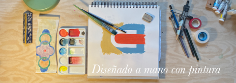 Cuaderno de bocetos de artista con diseño colorido, pinceles y herramientas: diseños de papelería ecológica hechos a mano en Berlín.