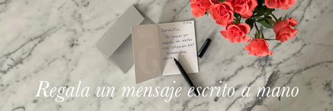 Tarjeta de felicitación abierta con mensaje escrito a mano en sobre gris, decorada con flores: papelería ecológica hecha a mano en Berlín.